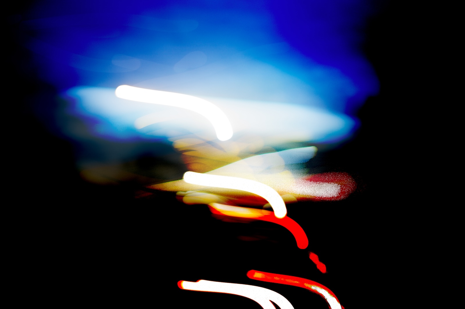 Blackout — traînées lumineuses colorées sur fond sombre, issues de superpositions photographiques (image 09)