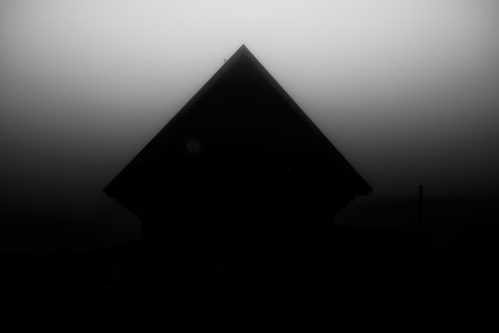 Brume — silhouette d’un bâtiment isolé, partiellement masquée par le brouillard